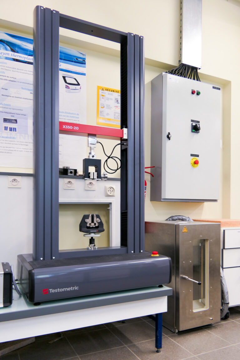 Testometric X350 et chambre climatique disponibles dans le laboratoire adhésifs de l'ITECH Lyon